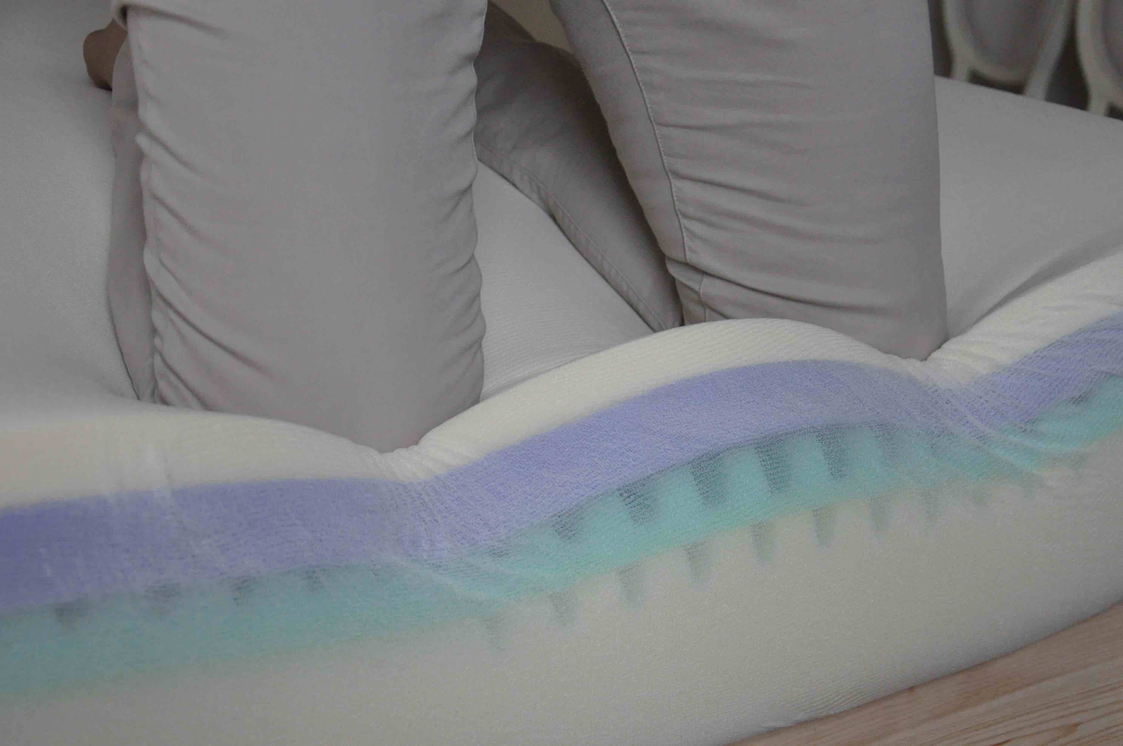 les genoux sur le matelas casper